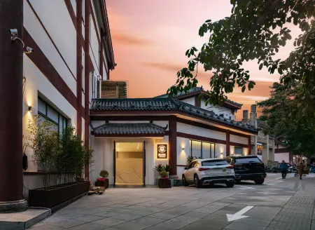 Lanshan Yisu Hotel (Jinsha Plaza Beiguan Stone Archway) Отели рядом с достопримечательностью «Chuannan Normal College for Childhood Education»