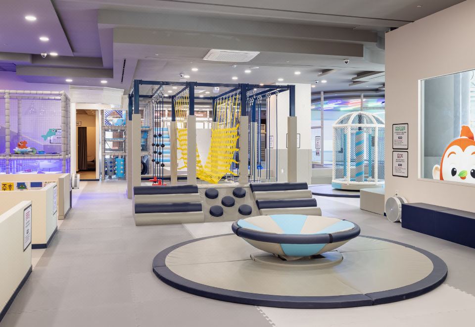 켄싱턴호텔 평창 실내 수영장 전경