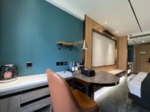 Grey Whale Intelligent Hotel (Baoding Mancheng People's Hospital)