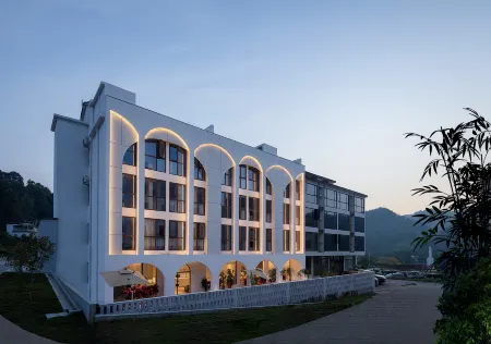Jian·Zaiye Hotel Отели рядом с достопримечательностью «Dabie Mountain Main Peak (Baima Main Peak)»