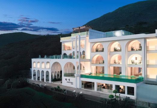 大理屿川悬崖海景酒店外景图