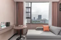 Liuyue Hotel (Liuzhou Wuxing Shangye Buxingjie Dewang Xintiandi)