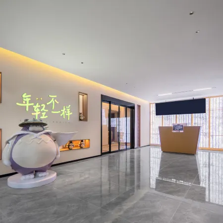 Dragon Cat Elf Hotel (People's Hospital Subway Station Branch) Отели рядом с достопримечательностью «Хэнаньский экзаменационный центр для экзаменов гражданской службы, образовательный центр Huatu»
