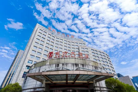 Oriental Hotel (Quzhou West Area) Отели рядом с достопримечательностью «Ancestral Temple of the Southern Confucius Clan»