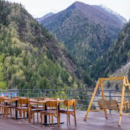 Vala Toms Cliff - stream - tracing Hotel (Siguniang Mountain Scenic Area Store)