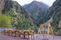 Vala Toms Cliff - stream - tracing Hotel (Siguniang Mountain Scenic Area Store) - 4 estrellas