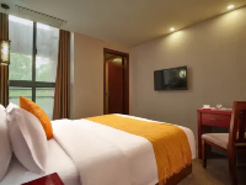 Four Seasons Lily Hotel