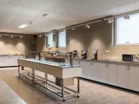 a&o München Laim Hotel dekat Stasiun Kereta Muenchen-Pasing