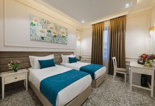 2. 자라프숀 파크사..