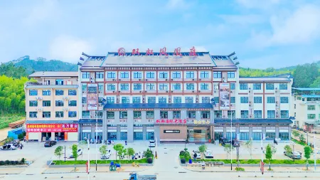 Shuanghong International Grand Hotel (Ninghua Bus Station) Отели рядом с достопримечательностью «Ninghuawanxing Square»