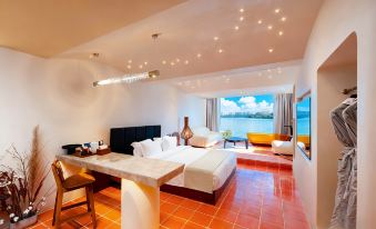 Nanning Leshell Waterside Hotel(Wanxiang City Fangte ASEAN God Painting Shop)