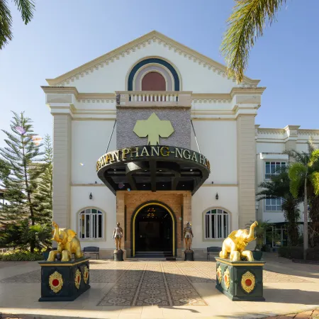 Erawan Phangnga Hotel, Natai Beach Отели рядом с достопримечательностью «Yacht Haven Phuket Marina»