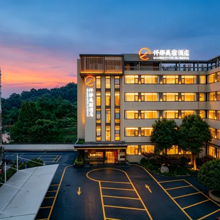 QIANNA HOTEL GLORIOUS (Xinyang Railway Station Shihe District)