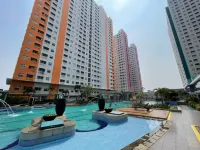 Apartemen Green Pramuka City by Erna - Pools