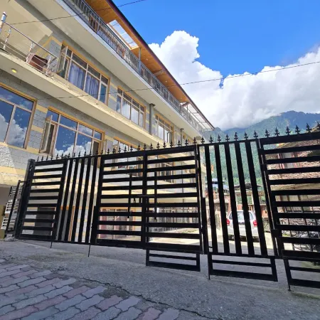 Hotel The Destination Manali ( 850m from Mall Road)