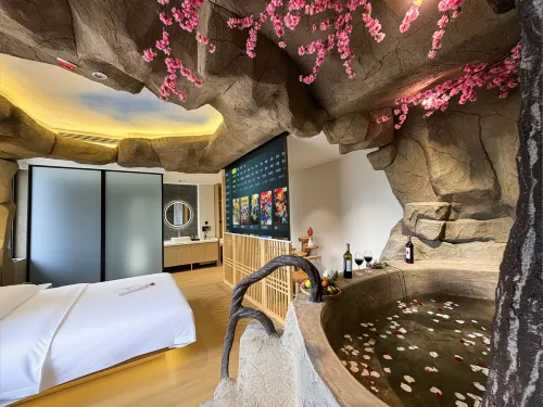 Nanqiao Qingcheng Hot Spring & Cinema Hotel (Dujiangyan Scenic Area Branch) - พร้อมระเบียง