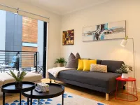 Family-Friendly Townhouse in Port Melbourne | Private Parking - พร้อมระเบียง