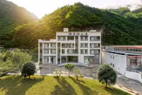 Molanshanju Private Hot Spring Homestay (Bipenggou Scenic Area Li Xiaolu) - جديد