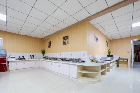 Shankee Tea Style Hotel (Linyi Yinan Xinhua Bookstore) Отели рядом с достопримечательностью «Prague Herb Garden»