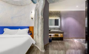 Lichen Hotel (Shenzhen Bao'an Center Fanshen Subway Station)