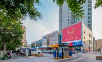 Korla Golden Phoenix Business Hotel (Grand Bazaar Peacock River)