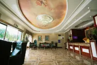 CLOUDS Hotel (Luoping Margaret)