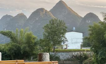 Yangshuo Banxian Bieyuan Homestay (Yulonghe Bamboo Rafting Yulongqiao Wharf Branch)