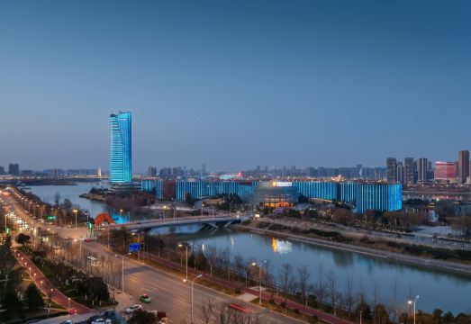 셩야 호텔 주변의 번화한 거리