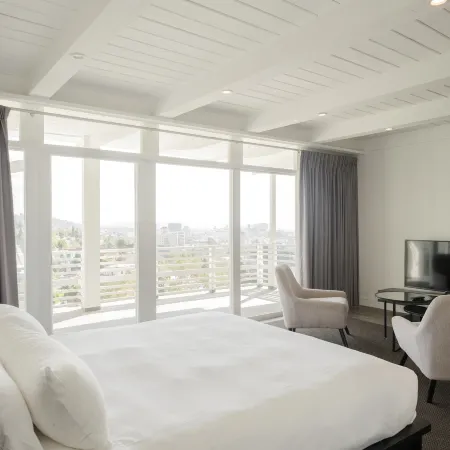 Hollywood Hills Hotel Отели рядом с достопримечательностью «Клуб «Академия магических искусств» в замке Magic Castle»