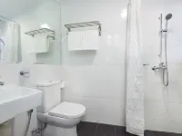 Aura Hotel Mackenzie Hotels near Tekka Place
