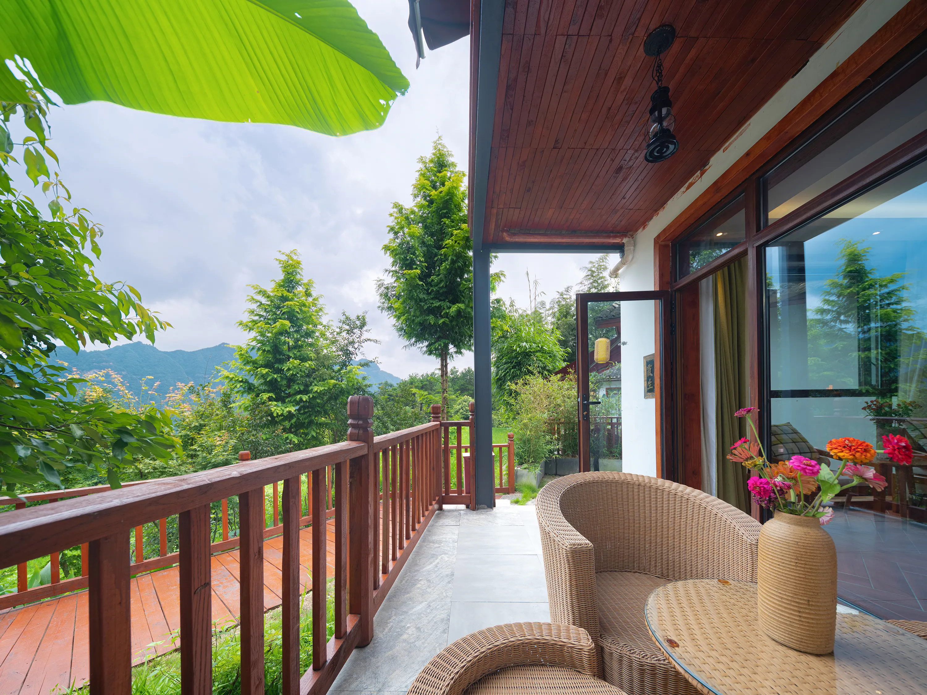 Zhangjiajie Ldyllic Pondside Timber Lodge Rum Photos