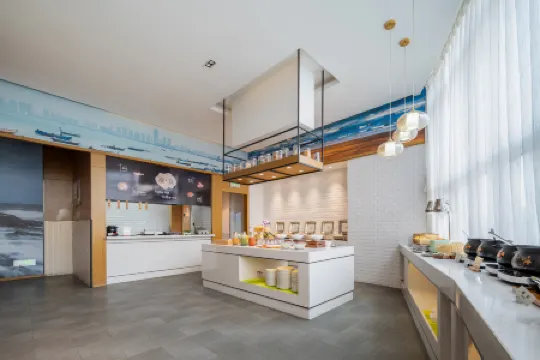 King Shinning Hotel (Yantai University International Expo Center Branch) Отели рядом со станцией Yantai South Railway Station