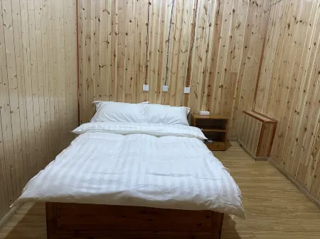 Yajiang Xiaozhu Chinese Inn Homestay Отели рядом с достопримечательностью «318 Self-Driving Campground»