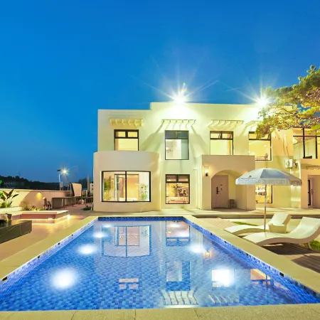 Yunqi Fenglinli Pool Resort Homestay (Yanji Chaoyangchuan Airport High speed Railway Station Branch)