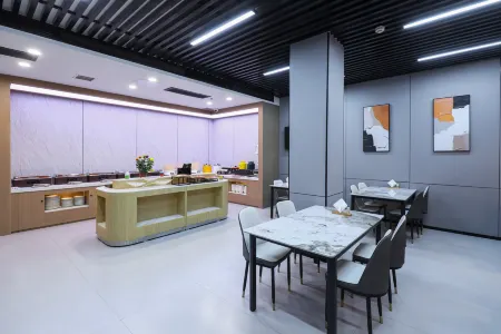 Kaju Platinum Hotel (Chaohu Oriental New World Branch) Отели рядом с достопримечательностью «Ziwei Cave»