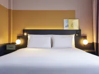 Hôtel Mercure Paris 15 Porte de Versailles Hotels near Saint-Lambert Square