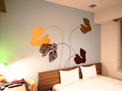 【禁煙】コンフォートダブル14㎡（本館ステーションウィング） ホテルアザット那覇（安里駅前）の写真