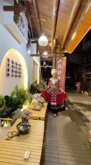 Jing Jing Deng ni Qing She Min Su (Zhangjiajie Tianmenshan National Forest Park Cableway Branch)
