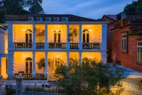 Yuhai Little White House Hotel