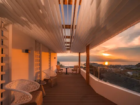 Dali Muqing · MOON&SUN Sunset Cliff Sea View Hotel Hotels in Shuanglang Scenic Area