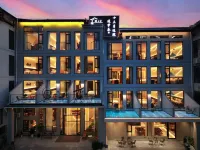 Libo Xiaoqikong Manga Rhythm: Thirteen Months Meeting in the Courtyard Hotels in Libo