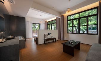 Enjoy a quiet hotel in the woods