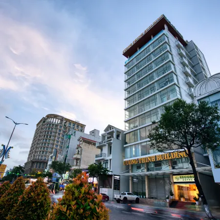 Record Hotel Отели рядом с достопримечательностью «My Khe Pagoda»