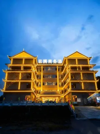 Yunteng Business Hotel Отели рядом с достопримечательностью «Yunnan Black Hot Spring RV Camping Base»