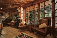 Issara Boutique Winery Hotel - bar