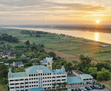 皇家喬曼恩酒店 鄰近泰老第一友誼大橋的酒店