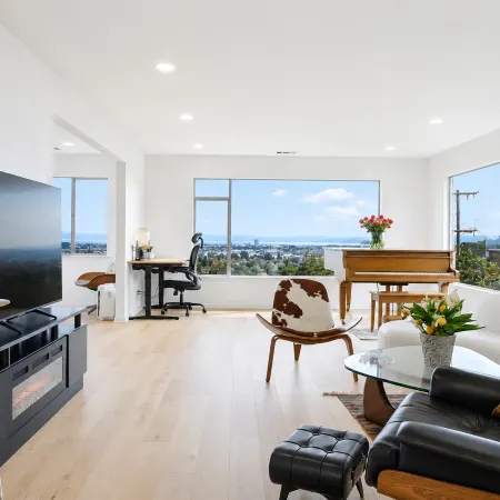 Panoramic Bayview • Single-Level• 1Gbps WiFi