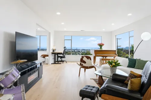 Panoramic Bayview • Single-Level• 1Gbps WiFi