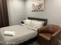 Walk to Parliament Unit W/FreeParking - Homestays