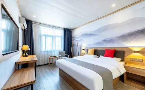 European Light Luxury Hotel (Jinxiu Taiping Ancient City) - 주차장